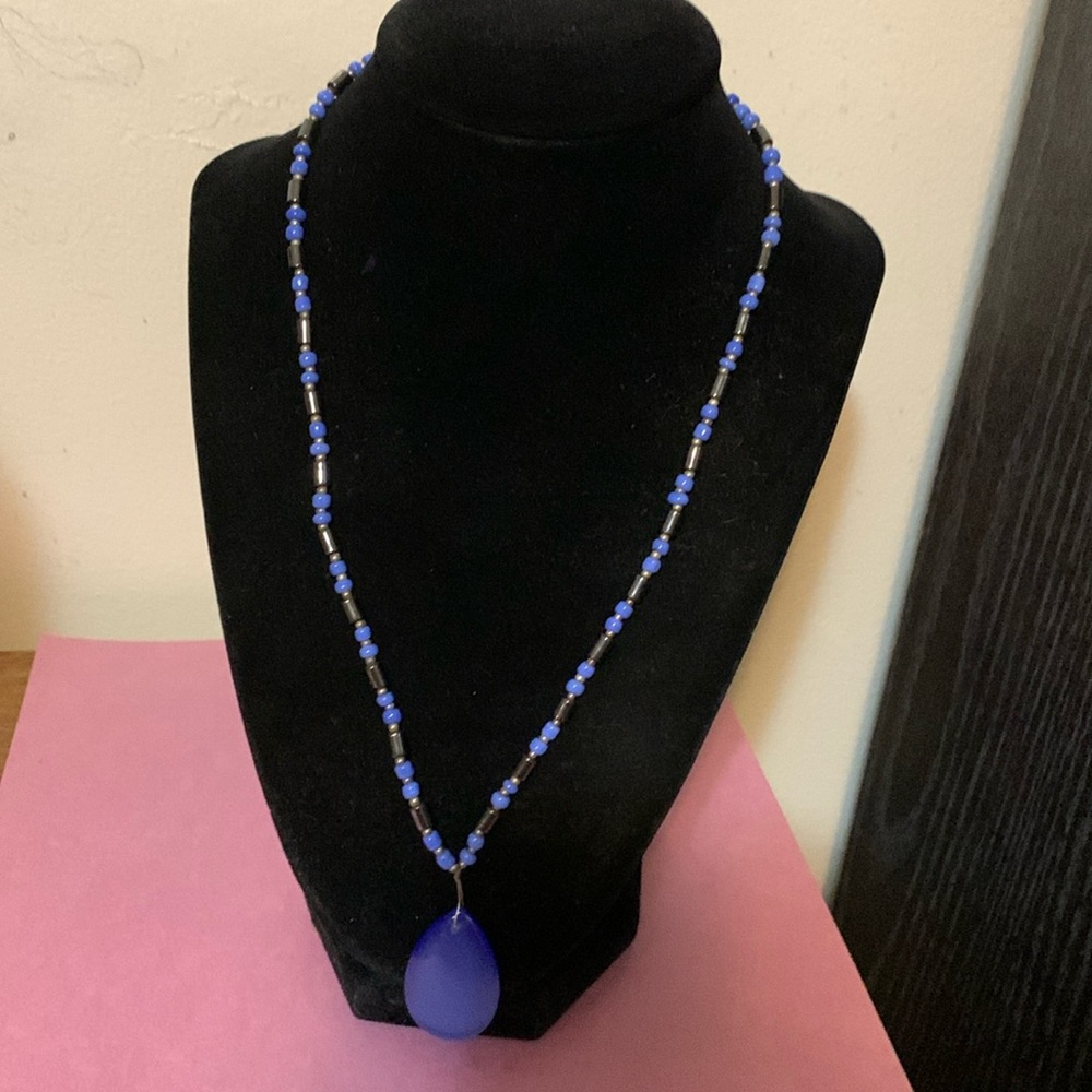 Beautiful blue and black necklace 18 1/2”